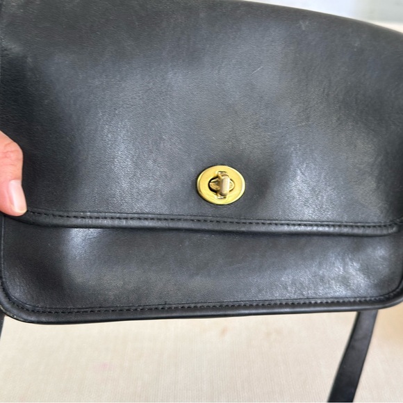 Vintage black leather Coach shoulder bag. - Picture 4 of 11
